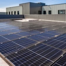 Terrasse d'une entreprise recouverte de panneaux solaires